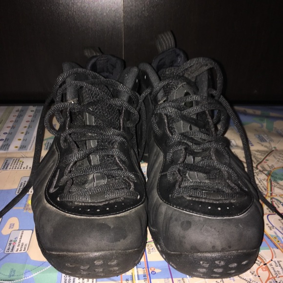 Better Nike Air Foamposite One: Galaxy? Or Supreme?